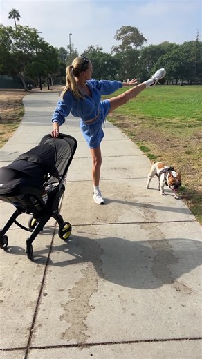 Barre/Stroller mid walk moment 😎 getting my steps in early in a morning is helpful for me and my baby! Plus the fitness trainer in me also of course had to add some barre/pilates style exercises with the use of the stroller! Every bit of movement and fresh air counts 😅 #momfitness #mommovement #postpartumbody #newmom #dailywalks