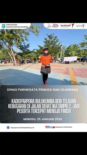 Kadisparpora Bulukumba Beri Teladan Kebugaran di Jalan Sehat IKA SMPN 2, Jadi Peserta Tercepat Menuju Finish BULUKUMBA – Kepala Dinas Pariwisata, Pemuda, dan Olahraga (Kadisparpora) Kabupaten Bulukumba, Hj. Hamrina Andi Muri, S.Pd., M.Si., menunjukkan komitmen nyata dalam memasyarakatkan olahraga. Menghadiri Jalan Sehat dalam rangka HUT IKA SMPN 2 Bulukumba pada Minggu (25/1/2026), sosok yang akrab disapa Hj. Hamrina ini tampil memukau dengan stamina yang luar biasa. Acara yang dipusatkan di Pan