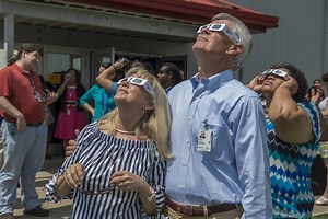 Cómo mirar un eclipse solar de forma segura: cinco recomendaciones