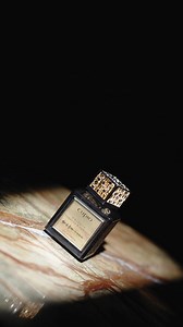 Un parfum poate spune o poveste, poate trezi amintiri sau poate intensifica orice moment special. ✨ E despre magia unei îmbrățișări, despre parfumul care rămâne imprimat pe piele și în suflet, despre acel „Te iubesc” nerostit, dar simțit. Fiecare notă are un mesaj: dulceața seducătoare a vaniliei, senzualitatea notelor florale, intensitatea misterului lemnos… Totul se împletește într-un dans al emoțiilor, creând parfumul perfect pentru fiecare poveste de iubire. ❤️ Alege aroma care te definește 