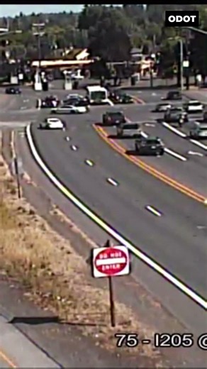 Reckless driver eludes police, running across Interstate 205 in Northeast Portland