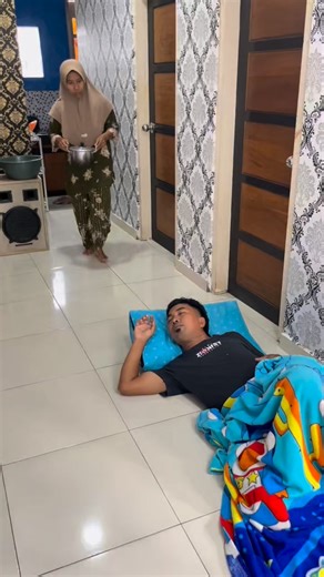 My husband wouldn’t wake up, so I walked over and “accidentally” dropped a pan next to him. Problem solved. 😂🍳 #MarriedLife #HusbandAndWife #CoupleGoals #MarriageHumor #WifeLife #RelatableCouples | Oben Komedi