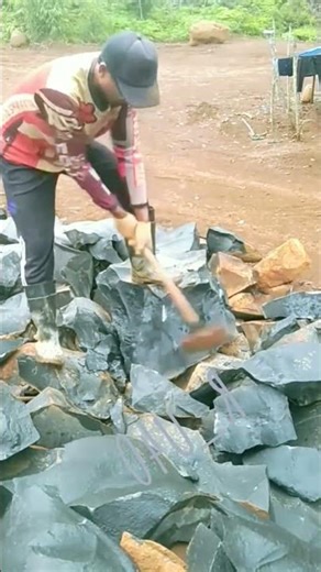 Technique for splitting stone with simple tools #technique #splitting #stone #simpletools #shorts