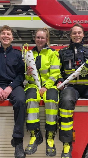 Wir denken im neuen Jahr schon ans nächste Jahr 😉 Denn ab 2025 gibt’s mehrere Ausbildungsgänge für den feuerwehrtechnischen Dienst 🚒🚑💻 Es werden dafür extra noch zwei städtische Berufsfachschulen gegründet: An der Berufsfachschule für das Feuerwehrhandwerk sollen sich zukünftig handwerklich-technische Einsatzkräfte qualifizieren, an der Berufsfachschule für Leitstellenwesen sogenannte Leitstellen-Disponenten. 👍 Die Berufsfachschule für Notfallsanitäterinnen und Notfallsanitäter haben wir ja