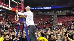 26K views · 33 shares | BACK-TO-BACK: Utah State head coach Craig Smith cuts down the net after the Aggies' 59-56 win over San Diego State to win the MWC tournament. Latest from Las Vegas on KSL Sports.com https://kslsports.com/ (Video: Sam Farnsworth KSL) | KSL 5 TV | Facebook