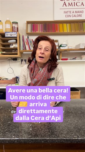 Nel medioevo, la cera d’api era una materia prima estremamente preziosa I mercanti italiani si dirigevano ad Dubrovnik, la piazza più importante dell’epoca per il commercio della cera d’api, per acquistare le cere più preziose Una volta acquistate, le facevano arrivare in Italia tramite il porto di Venezia Come sceglievano i mercanti, la cera d’api? La sceglievano grazie al suo aspetto. La cera doveva presentarsi bella, di un bel colore giallo chiaro, non doveva presentare residui o fondi, dovev