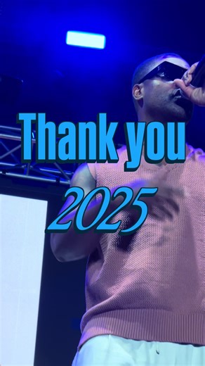 Non possiamo che concludere questo 2025 con tanta gratitudine e trepidazione per l’anno che verrà 💙 Il 2026 segnerà un traguardo importantissimo e avere il privilegio di poterlo festeggiare insieme a voi, come una grande famiglia, non ha prezzo 🫶🏻 Vi vogliamo bene, ci vediamo presto 🙌🏻 #officialblue #2025recap @Official Blue @Lee Ryan @Simon Webbe @Antony Costa @Duncan James