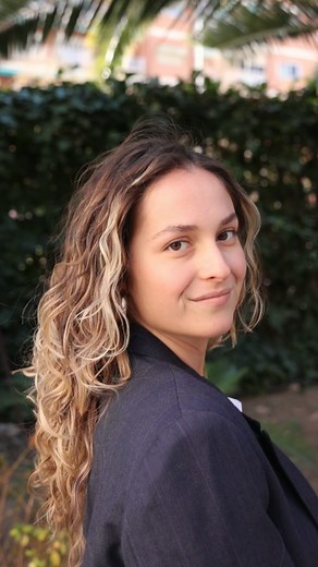 CAMPOS CURLYHAIR 💙💛 on Instagram: "¡Estos son los rizos que traía Marta escondidos! Solo le hacía falta cortar muy poquito las puntas y una buena definición. Muchas veces pensamos que tenemos que cortar mucho para que el cabello se rice como queremos… ¡Pero esto no es verdad! El corte ayuda mucho, sí. Pero el verdadero truco está en escoger los productos adecuados que estén pensados para cubrir las necesidades específicas del cabello rizado. CCH está creado por expertos profesionales que senti