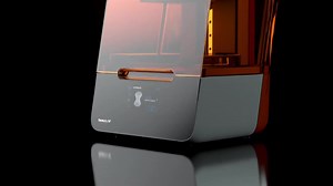 Take a virtual tour of the Form 3 at https://bit.ly/2K3vPW1, and learn more at http://bit.ly/2Uic5ov 𝗟𝗲𝘃𝗲𝗹𝗶𝗻𝗴 𝗙𝗲𝗲𝘁- Each corner of the printer is supported by a rubber foot that is threaded into the bottom of the machine. When prompted by the touchscreen, use the leveling disc to raise or lower each foot to ensure that the printer is acceptably level. | Formlabs