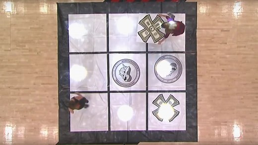 Morpion géant pendant un match de basket