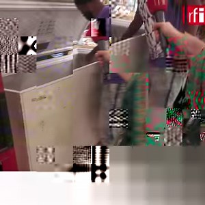 La première demi-finale se jouera finalement à Yaoundé. A Douala, où elle devait se tenir, les petits commerçants autour du stade de Japoma n'ont que leurs yeux pour pleurer. | RFI Afrique