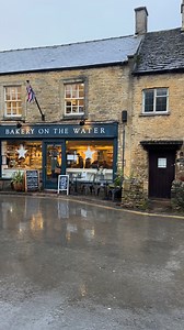 Bourton-on-the-Water is a picturesque village in the Cotswolds, Gloucestershire, England, known for its charming stone architecture, quaint bridges, and scenic location along the River Windrush. Often referred to as the “Venice of the Cotswolds,” it’s famous for the low-arched stone bridges crossing the river that flows gently through the village center.📍 Bourton-on-the-Water, Gloucestershire, England 💙 #bourtononthewater #cotswolds #virals #beautifuldestinations #beautifulengland #fblifestyle