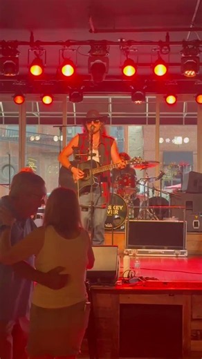 Ken Williams - “I Think I’ll Just Stay Here and Drink” (Live at Whiskey River with Los HonkyTonkers)
