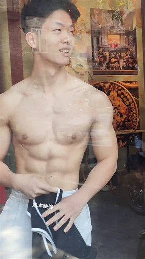 橱窗内的白皮肌肉小哥~肌本服务队 #fyp #gym #gay #mêtraiđẹp #fitness #muscle #muscleboy #contrast #abdominalmuscles