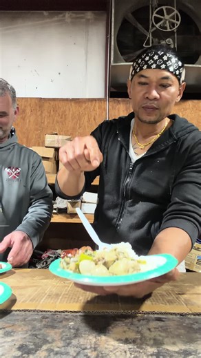 Eating with Friends at Work: A Fun Break