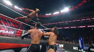 37K views · 499 reactions | Im World Tag Team Championtitel Match wird geflogen!  #WWERaw | WWE Deutschland | Facebook