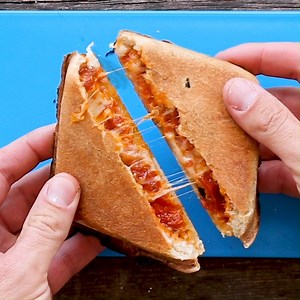 Camping pizza? Yeah, we're in. Thanks for the recipe, Fresh Off the Grid! Check out the full recipe at bit.ly/2MFtTFV. | REI