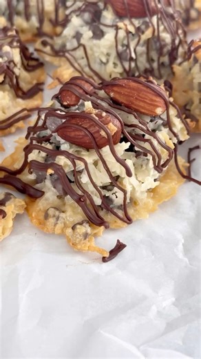 Almond Joy lovers, where are you at? 👋🏻 These Almond Joy Cookies are a delicious and easy-to-make cookie that combines the sweet, nutty flavor of almonds with the tropical taste of coconut! Recipe link in comments! Cooking with Karli #almond #almondjoy #coconut #coconutcookies #foodies #recipesofinstagram #foodblogger #cookiesofinstagram #foodie #foodlovers #baking #bakinglove | Cooking with Karli