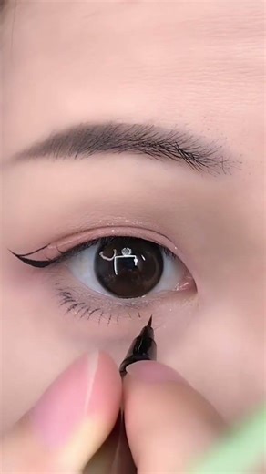 Perfect Eyeliner Tutorial for Beginners ✨ Easy Eyeliner Pencil Hack | Sharp & Clean Look#shortsfeed