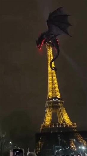 Dragon au sommet de la Tour Eiffel
