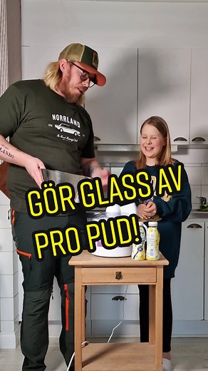 PONTUS & FREJA TESTAR GÖRA GLASS MED PRO PUD I GLASSMASKINEN! Det gör ju hur bra som helst att glassifiera saker! Vad vill ni att vi testar nästa gång? @ #propud #glass #glassifiera #Norrland #Pontustestar #riktigapontus #norrlänning #norrländska #tiktoksverige #sqrtn #sqrtncompany