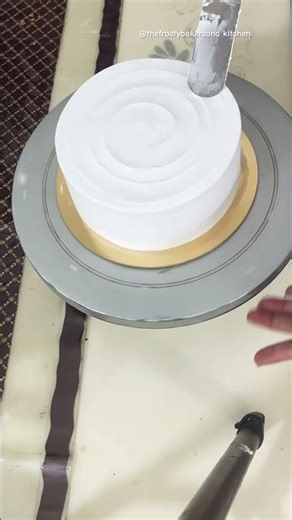 How to make swirl pattern on cake🙏, swirl technique, cake swirl design #cake #viral #cakeart