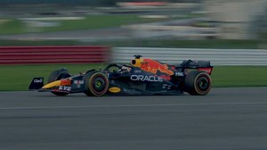 Versteckspiel vorbei: Verstappen dreht erste Runden im RB18