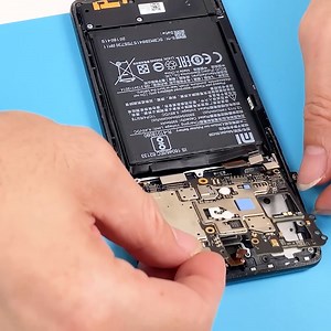 Xiaomi Mix 2S not boot up, this issue can be caused by numerous reasons. Today's case is kinda easy, it can be repaired by replacing the battery connector while these cases are normally caused by drop damage. Do you learn it? #Xiaomi #Android #phonerepair #motherboardrepair #repair | REWA Tech