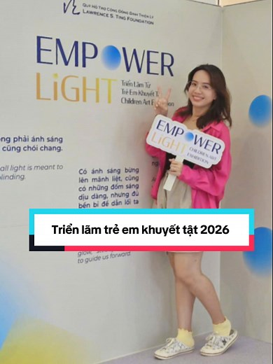 Học viết chữ nổi cho người khiếm thị tại triển lãm Crescent Mall