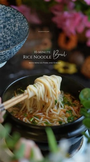 Hui Kathy Zhang on Instagram: "🍜 10-Minute Rice Noodle Bowl with Minced Pork and Shrimp Ingredients • 4 oz rice noodles (thin or medium-width) • 3 oz minced pork and shrimp • 1 tbsp soy sauce • 1 tsp spicy chili sauce • 1 tsp sesame oil (optional) • 1 tsp pepper salt • 1 tbsp dried shrimp • A few fresh herbs (cilantro, basil, or mint) ✨ Quick, flavorful, and ready in just 10 minutes! Minced pork, shrimp, and dried shrimp make this rice noodle bowl a weeknight hero—topped with fresh herbs