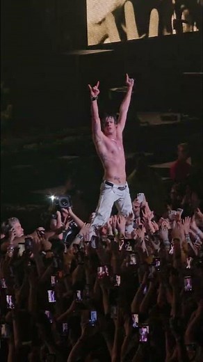 YUNGBLUD Crowd Surfs While Performing Fleabag [London 2026] #yungblud #concert #shorts