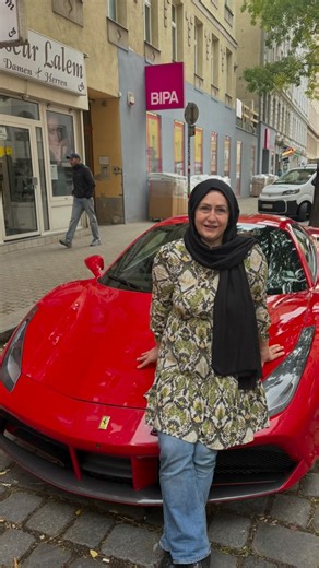 Mama Nevin mit dem Ferrari! 🫶 Anmerkung: Am Anfang sieht’s vielleicht nach Luxus aus – aber das hier ist kein Flex. Der Ferrari gehört nem Freund, und wir sind einfach dankbar, dass wir so etwas für unseren Laden machen dürfen. ❤️ #ferrari #vienna #food | Sems Inegöl Köfte