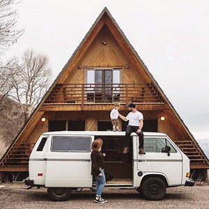 Cabanas no topo da árvore, castelos saídos de contos de fadas, lofts urbanos e casas na praia para toda a familia - sem falar de passeios com caça às trufas e também da aula de surf com profissionais. É justo dizer que esses últimos 10 anos têm sido tudo menos previsíveis, não é mesmo? Com cada mapinha desenhado à mão e cada carta de agradecimento fofa escrita por algum hóspede, a hospitalidade ampliou o seu significado, com uma nova perspectiva. Vocês abriram seus lares e seus corações, e aprox