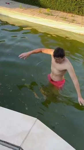 JE ME BAIGNE DANS MA PISCINE SALE !!! 🤢 #shorts