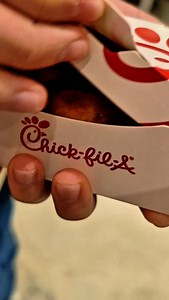 🤯 Chick-fil-A finally opened in Singapore. 🍗 Singapore’s NEW chicken obsession starts now Chick fil A is finally open at Bugis plus level 1 and the famous OG Chicken Sandwich is here to steal your heart. Juicy chicken breast, soft bun and just two pickles… simple, iconic and very shiok. Tried the Deluxe for extra cheese and veggies, plus real chicken nuggets and thick milkshakes. Singapore even gets its own Spicy Chili Sauce, a bit like chicken rice chili with a sweet kick. Not bad at all, but