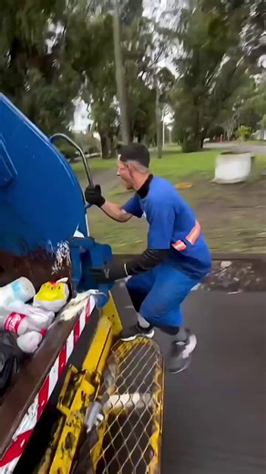Os caras fazem isso recebendo uma mixaria e sempre tão sendo gente boaAí vem o político que não quer fazer isso, diminui o salário deles pra aumentar o próprio, aumenta a carga horária, diminuindo a própria, e tenho que escuta que o vagabundo é o lixeiro