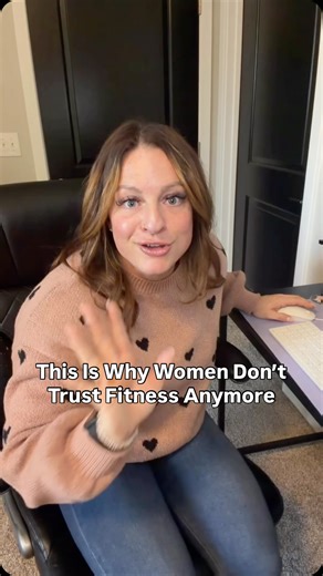 Let’s clear something up—without the pink labels and panic tactics. Creatine is not a “men’s supplement.” It’s one of the most researched, safest, and most effective supplements on the planet—for women too. Here’s what creatine actually does 👇 • Improves strength & power • Supports lean muscle (which helps fat loss, not “bulk”) • Enhances recovery • Supports brain health & cognition • May help with insulin sensitivity and glucose control 👉 And no, it does not mess up your hormones. Creatine do