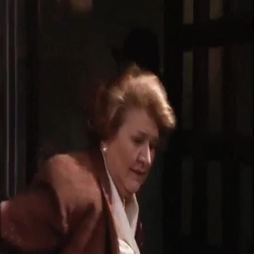 Keeping Up Appearances Season 4 Episode 5 – Looking at Properties 05 | Rully Triansyah