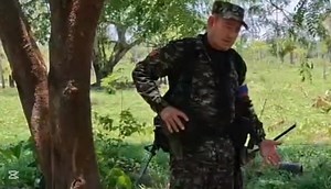 #LO_ÚLTIMO: ENTREGA DE GUERRILLERO MUERTO Y ANUNCIO DE DIÁLOGO, ANUNCIO DE ALIAS PESCADO A LA GUERRILLA DEL ELN EN ARAUCA En un nuevo vídeo aparece el cabecilla disidente de las Farc, alias Pescado, para la entrega de un guerrillero muerto y el pedido de paz que le hace de nuevamente a la guerrilla del Ejército de Liberación Nacional Eln en el departamento de Arauca. En un paraje de sabana abierta entre las veredas Siberia I y 2, La Última Lágrima, Cuiloto y La Esmeralda, en límites entre los mu