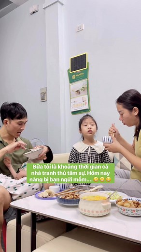 Bữa tối với đủ thứ chuyện trên trời dưới biển của cô nàng lớp 1. Nay nàng bị bạn ngửi mồm hehe😃😃😃#giadinhminna | Huyên Vũ