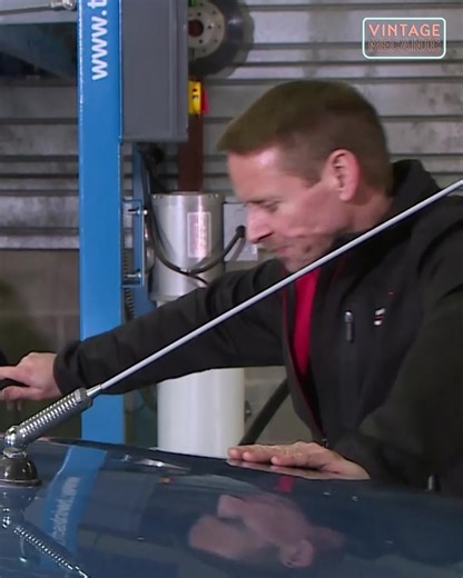 👍 Mission accomplie pour l’Alpine A310 ! François et Pascal livrent la légende bleue devant le musée de la Gendarmerie… et elle est flambant neuve ✨ Tout le monde est bluffé : la restauration est un vrai succès ✅ Et pour fêter ça ? Sirène enclenchée 🎉 François et Pascal jouent les gendarmes… le temps d’un instant 👮‍♂️ 📝 Vous auriez aimé la voir rouler dans votre rétro ? Dites-le en commentaires ! 💬 👉 L’épisode complet est à découvrir sur la chaîne YouTube de Vintage Mecanic ! 🎥 https://yo