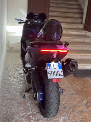 Yamaha TMAX Tech Black 2024: تصميم فني وتفاصيل مميزة