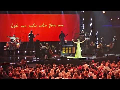Lauren Daigle performing at the 2025 Dove Awards