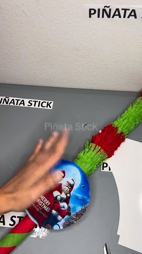 Piñata express de Santa y el grinch, ustedes toman pedidos de un día para otro? Es muy fácil de hacer estas piñatas con póster, si deseas estos diseños los puedes encontrar en el link que está en mi perfil #homemadepinata #diypinata #piñatasantaclaus #piñatagrinch | Piñata Stick