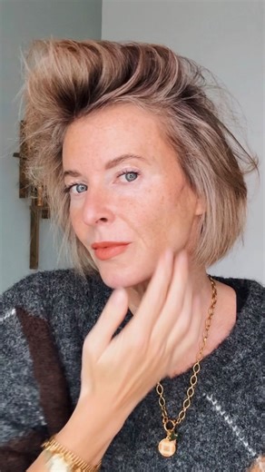 Denise Boomkens on Instagram: "This is how I style my hair. In the past, I struggled with the fact that I didn’t have beautiful, long, thick hair. But these days, I’ve fully embraced it and honestly, I’m genuinely happy with my hair now. A few years ago, I experienced severe hair loss a couple of times. The first time was after Finn was born, during breastfeeding. A few years later, it happened again as a result of hormone therapy for my endometriosis. I already don’t have a lot of hair, but thi