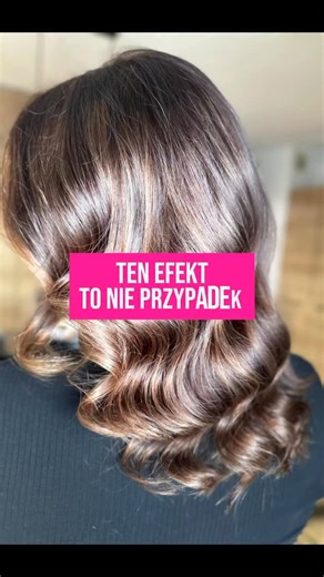 Małgorzata Wróblewska - fryzjer-Kolno, edukator-szkolenia Matrix on Instagram: "W tej koloryzacji kluczowe było kontrolowane rozjasnienie , a nie agresywne podnoszenie koloru. Pracowałam metodą szatusz, wykonując refleksy rozjaśniaczem na niskim oksydancie 3% ➡️ Niski oksydant = wolniejsza praca ➡️ Wolniejsza praca = większa kontrola ➡️ Większa kontrola = brak przejaśnień i czystszy podkład Po uzyskaniu odpowiedniego poziomu rozjaśnienia zastosowałam toner Super Sync od @matrix : 6A + 8V + 9MM. 