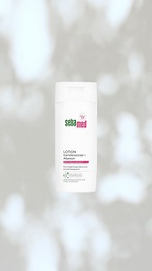 Neu im Look. Vertraut in der Wirkung. Unsere Lotion mit Kamillenextrakt und Allantoin zeigt sich jetzt im neuen Design. Die leichte Öl-in-Wasser-Emulsion spendet Feuchtigkeit und verleiht der Haut mehr Glätte und Spannkraft. Mit dem pH-Wert von 5,5 stärkt sie zusätzlich die Funktion des natürlichen Hautschutzmantels. #sebamed #Lotion #Hautpflege | Sebamed