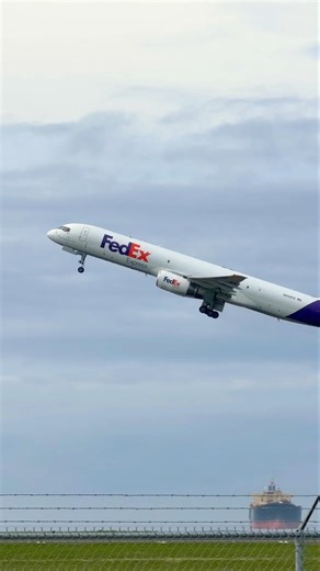 FedEx B757 departure #fedexair #b757 #planespotting #hnlairport #cargoplane #aviation