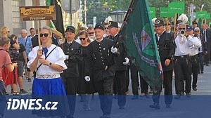 V Ostravě se sešly stovky horníků, setkání zahájila slavnostní salva - iDNES.cz