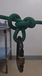 Let's do the knots 😉👌 The butterfly knot or loop, also known as the alpine butterfly knot or lineman's loop, is a knot used to tie a secure loop in the middle of a rope. It has many uses, including: Climbing Climbers use the butterfly knot to create hand or foot loops, attach carabiners, and isolate damaged rope. It's also useful for glacier climbing, where it can be used to attach a third person to the rope. Pioneering The butterfly knot is used to form loops when pulling heavy objects with a